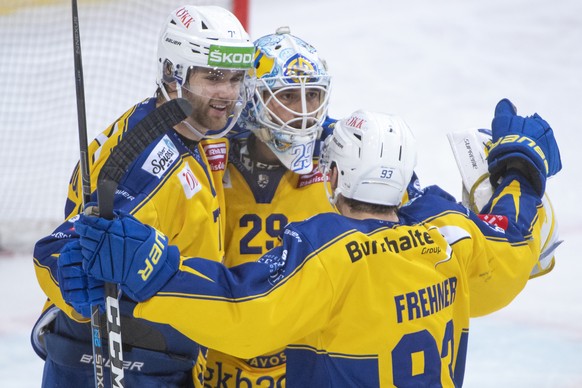 Davos&#039; Claude-Curdin Paschoud, Goalie Sandro Aeschlimann und Yannick Frehner, von links, jubeln, waehrend dem Meisterschaftsspiel der National League zwischen dem SC Bern und dem HC Davos, am Fre ...