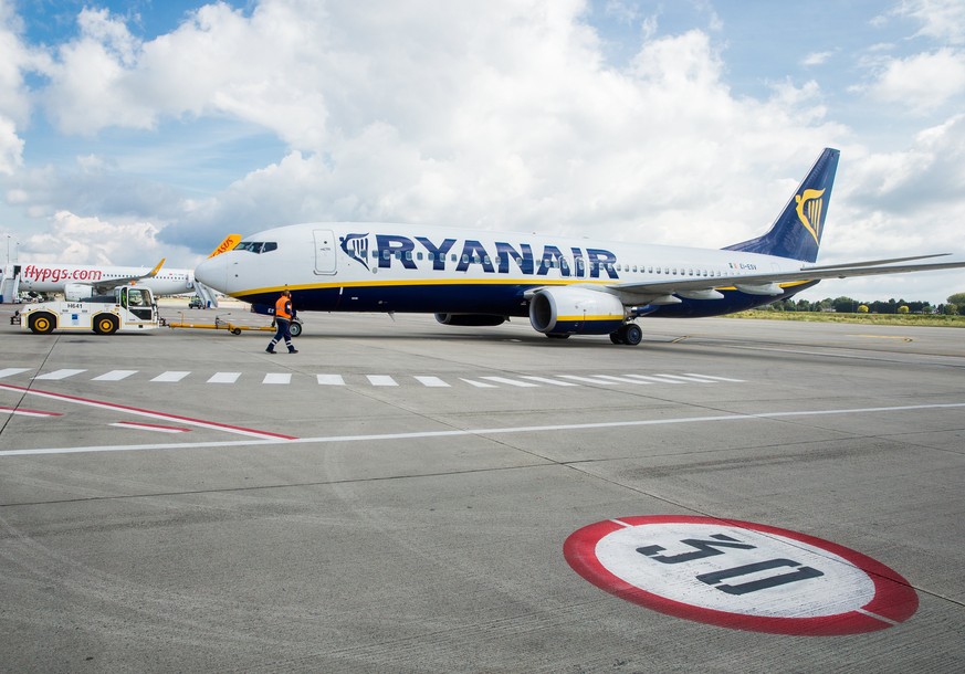epa06213648 A Ryanair airplane stands on the tarmac of Charleroi Airport, in Charleroi, Belgium, 19 September 2017. Ryanair canceled 2,000 flights, including at least 143 flights departing from Belgiu ...