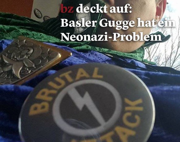Ein Mitglied der Gugge posiert mit einem Button der Rechtsextremen Band «Brutal Attack»