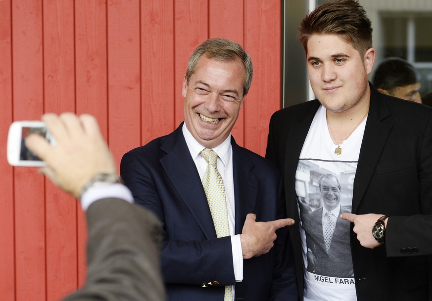 Nigel Farage wird von Gleichgesinnten als Star gefeiert. Hier posiert er mit einem Fan an der AUNS-Veranstaltung.