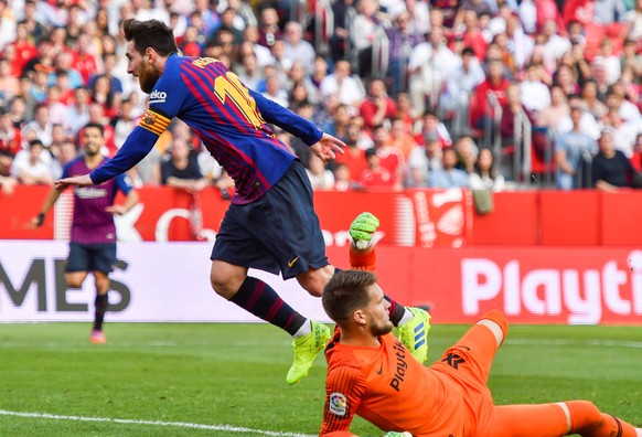 epa07391000 FC Barcelona&#039;s Lionel Messi (L) scores the 3-2 lead against Sevilla FC&#039;s goalkeeper Tomas Vaclik (R) during the Spanish LaLiga soccer match played between Sevilla FC and FC Barce ...
