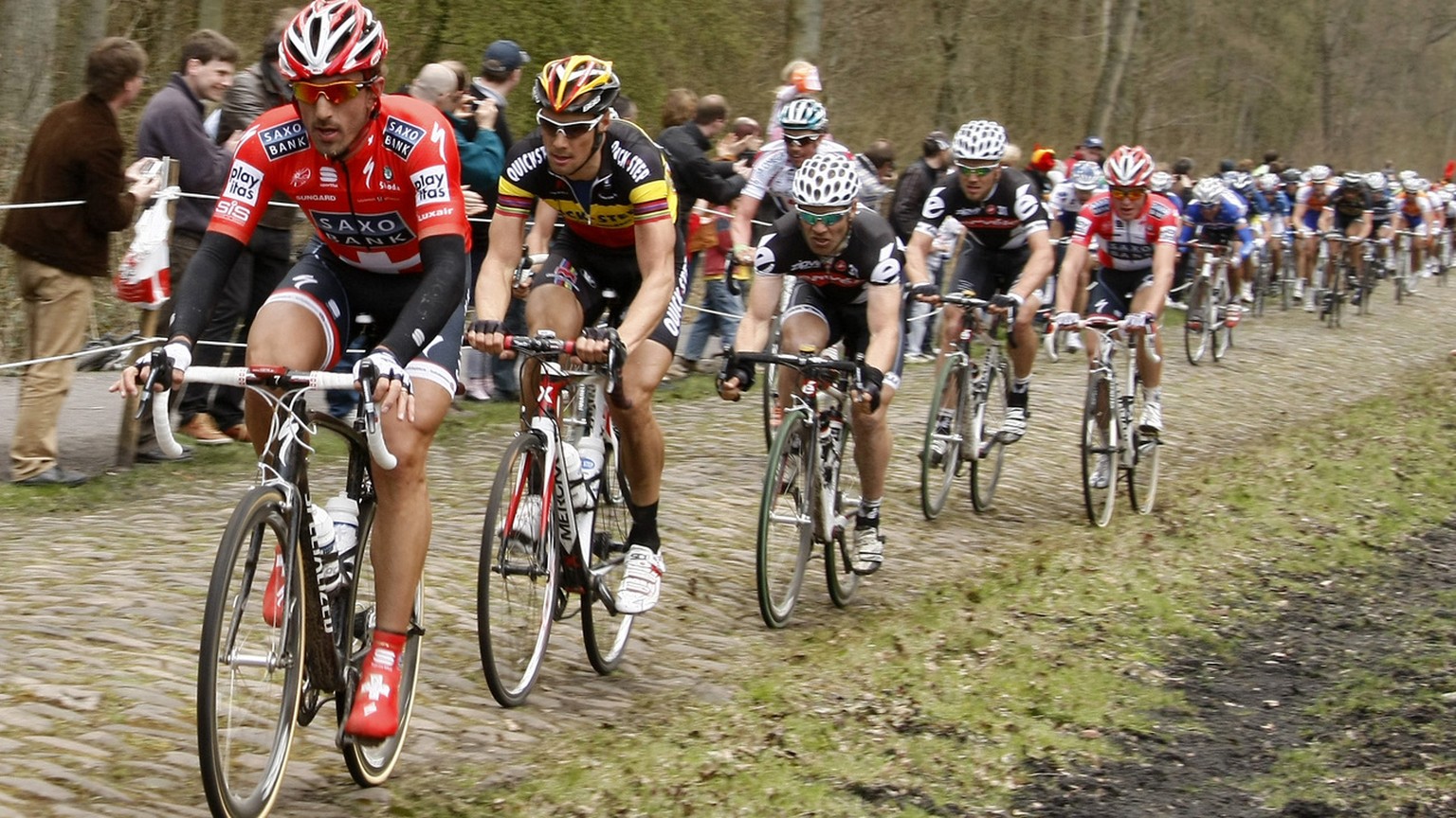 Auf dem Weg 2010: Cancellara, im Dress des Schweizer Meisters, führt vor seinem langjährigen Rivalen Tom Boonen und dem Rest des Felds.