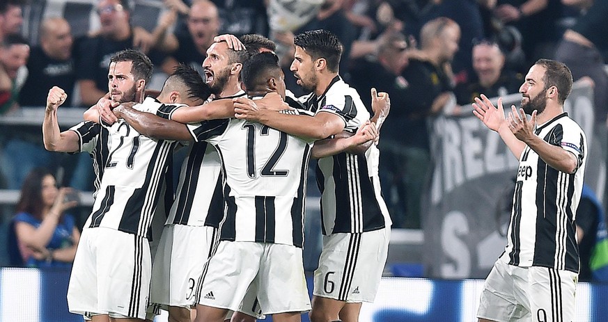 epa05903488 Juventus&#039; Giorgio Chiellini (3-L) jubilates with team mates after scoring the 3-0 goal during the UEFA Champions League quarter final first leg soccer match between Juventus FC and FC ...