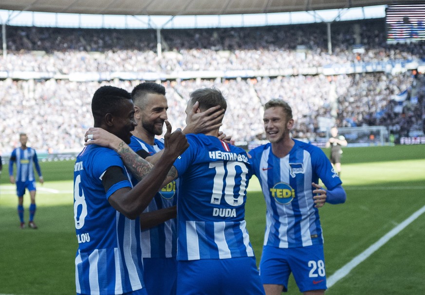 epa07109400 Berlin&#039;s Ondrej Duda (C) celebrates after scoring with his teammates during the German Bundesliga soccer match between Hertha BSC and SC Freiburg in Berlin, Germany, 21 October 2018.  ...