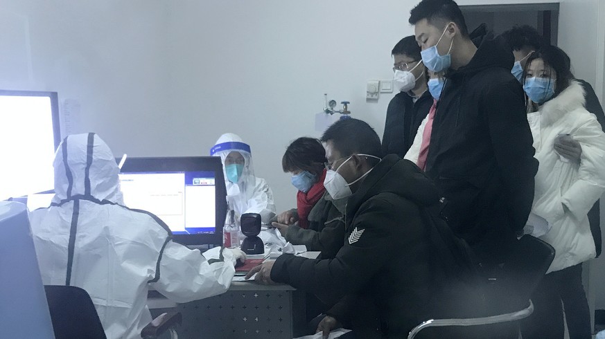 epa08153562 Patients queue up to seek treatment in Wuhan Tongji Hospital Fever Clinic, in Wuhan City, Hubei Province, China, 22 January 2020 (issued 23 January 2020). The outbreak of coronavirus has s ...