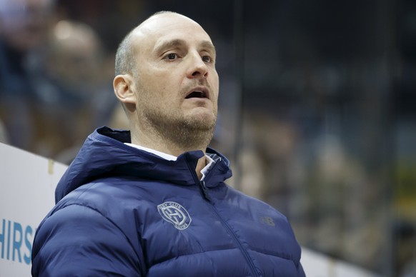 Davos&#039; Head coach Christian Wohlwend reacts, during a National League regular season game of the Swiss Championship between Geneve-Servette HC and HC Davos, at the ice stadium Les Vernets, in Gen ...