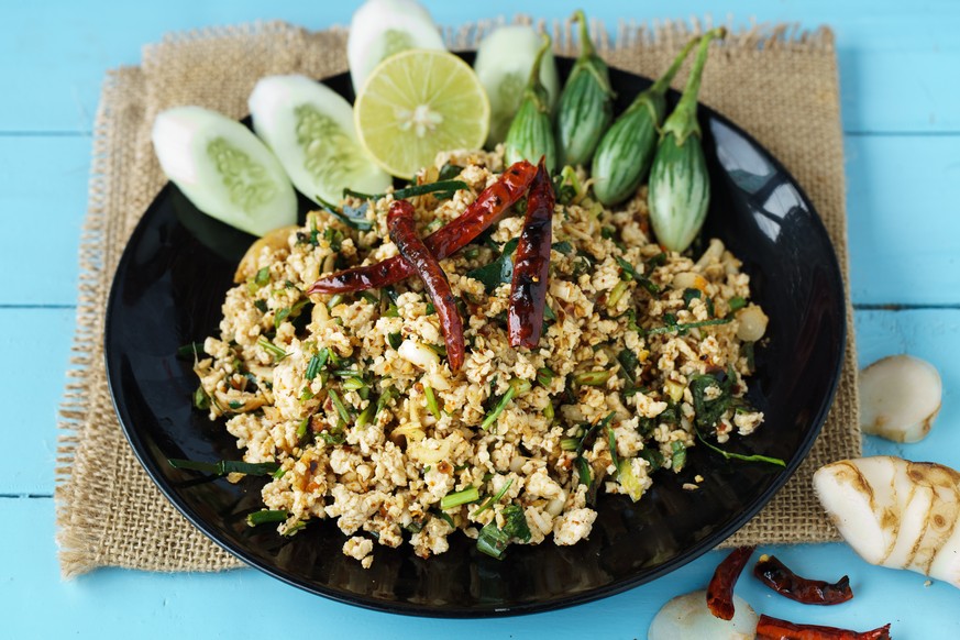 larb gai thailand thailändischer pouletsalat poulet huhn hähnchen salat essen food scharf chili