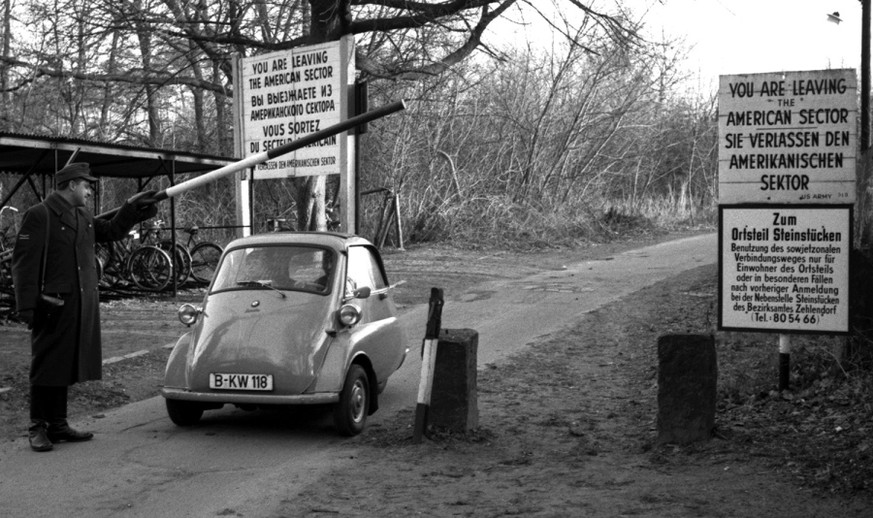 Ein Auto überquert die Zonengrenze bei Steinbrücken 1967