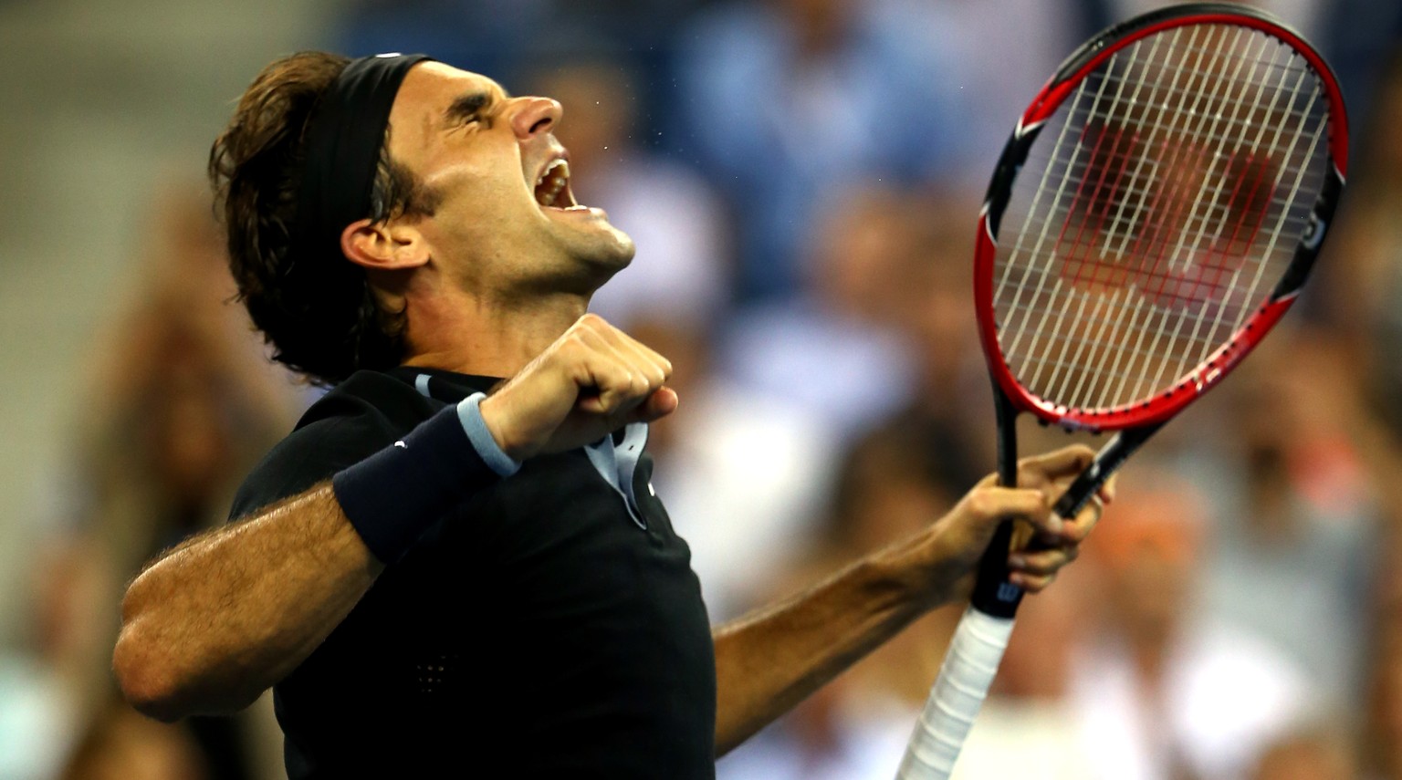 Roger Federer schreit die Freude über seinen Halbfinal-Einzug hinaus.