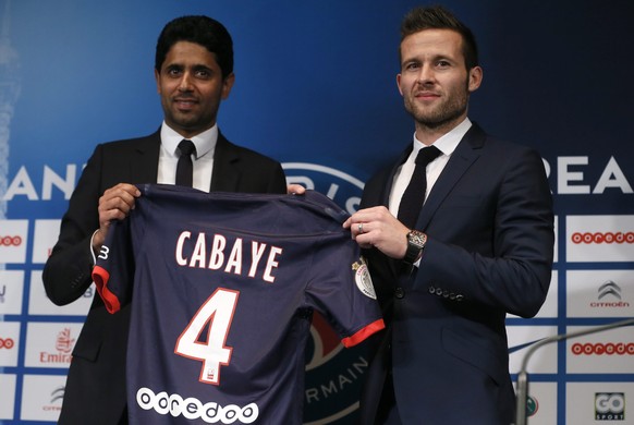epa04047163 Paris Saint-Germain&#039;s new signing Yohan Cabaye (R) with Qatar Sports Investments (QSI) President Nasser Al-Khelaifi (L) pose during a press conference in Paris, France, 29 January 201 ...