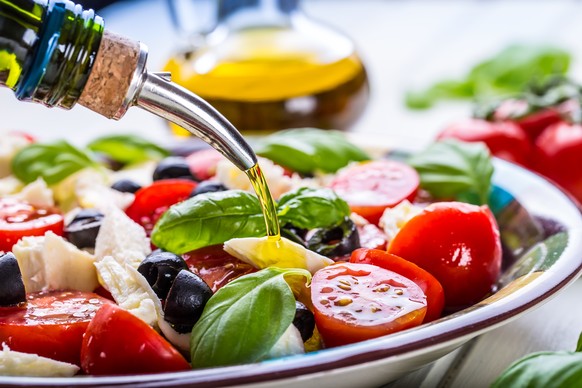 Mediterrane Küche, Olivenöl, Caprese-Salat