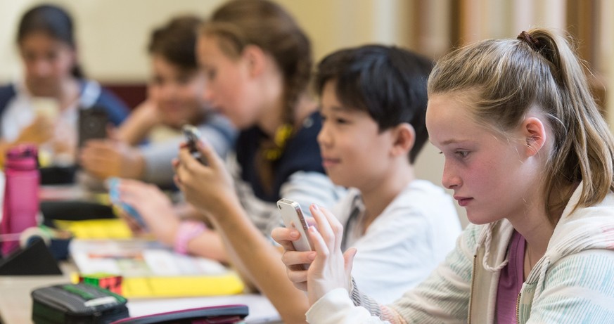 epa05556709 A picture made available on 26 September 2016 shows Students work with smartphones during class in the Friedrich Gymnasium in Freiburg, Germany, 23 September 2016. On 25 September 2016 the ...