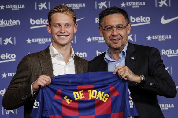 Dutch soccer player Frenkie de Jong, left, poses with FC Barcelona&#039;s President Josep Maria Bartomeu during his official presentation at the Camp Nou stadium in Barcelona, Spain, Friday, July 5, 2 ...