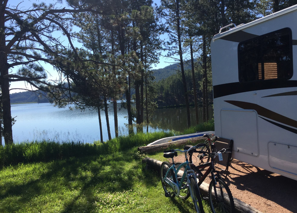 Campingplatz mit Seeanschluss: Der Sheridan Lake im Herzen der Black Hills.