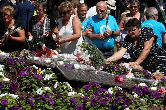 epa06960456 Family members of victims place flowers during a flower laying ceremony in memory of the victims of Spanair&#039;s flight JK5022 accident at Terminal 2 of Barajas Airport in Madrid, Spain, ...