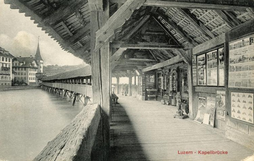 Um 1900:&nbsp;Kapellbrücke mit dem 1863 eröffneten Souvenirshop der Witwe Louise Schnarrwiler-Rickenbach.