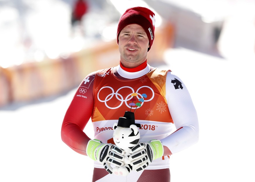 epa06530922 Silver medal winner Beat Feuz of Switzerland poses during the venue ceremony of the Men&#039;s Super-G race at the Jeongseon Alpine Centre during the PyeongChang 2018 Olympic Games, South  ...