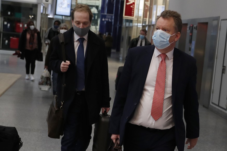 Britain&#039;s chief negotiator David Frost, right, wears a protective face mask as he arrives in Brussels for Brexit talks with EU chief negotiator Michel Barnier, Sunday, Dec. 6, 2020. Well beyond a ...