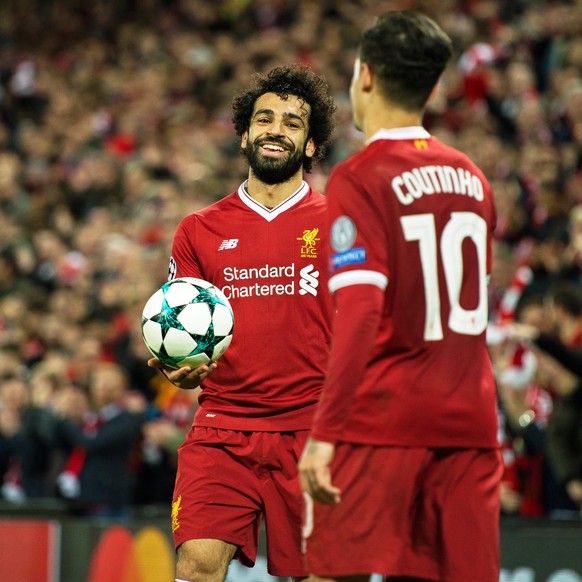 epa06372609 Liverpool&#039;s Mohamed Salah (L) presents the match ball to Philippe Coutinho (R) after the UEFA Champions League group E soccer match between Liverpool FC and Spartak Moscow at Anfield  ...