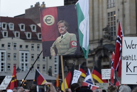 Anti-Merkel-Plakat an der Pegida-Demo am Montag in Dresden.