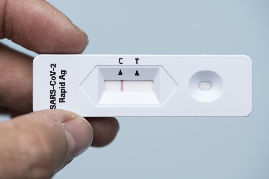 Ein Coronavirus Antigen-Selbsttest zeigt ein negatives Testresultat an, fotografiert am Freitag, 9. April 2021, in Zuerich. (KEYSTONE/Christian Beutler)
