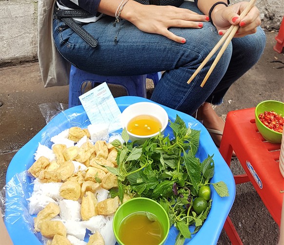 Streetfood in Hanoi: Was genau da vor uns liegt, wissen wir nicht, Bauchschmerzen bereitet es auf jeden Fall keines.&nbsp;