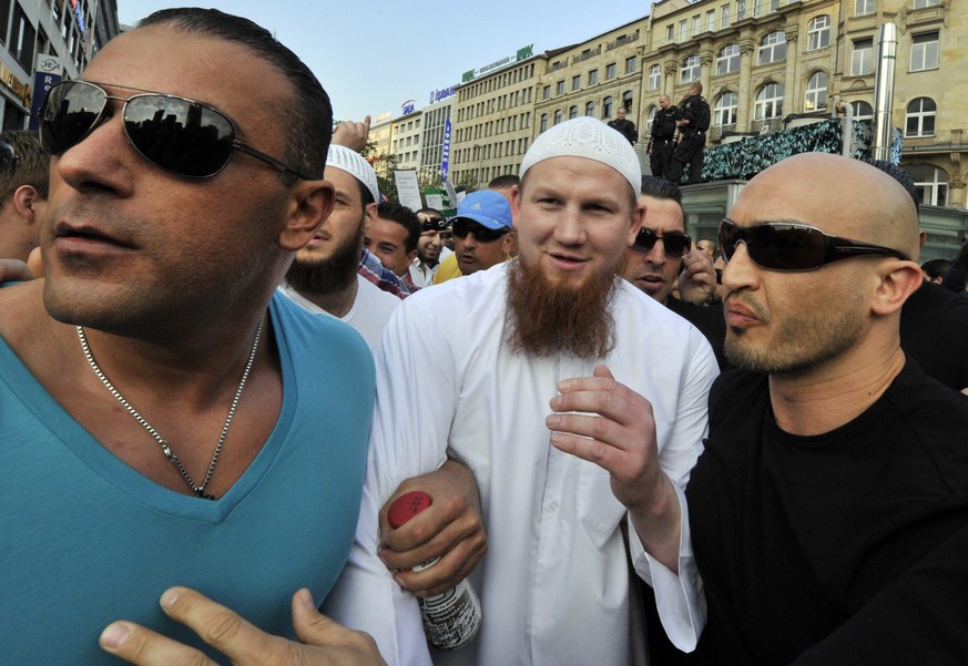 Controversial German Islamist preacher Pierre Vogel (C) is accompanied by bodyguards as he arrives for a demonstration on April 20, 2011 in Frankfurt/M., western Germany. Vogel, also known as Abu Hamz ...