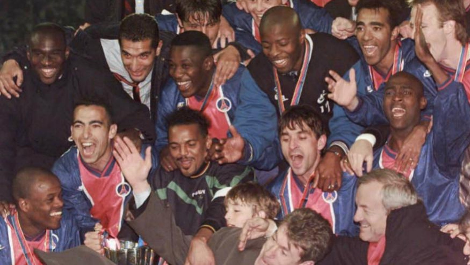 Gruppenbild mit Pokal (ganz unten links): PSG feiert in Brüssel.