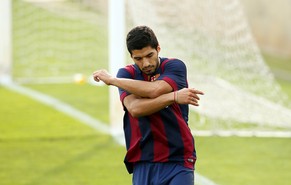Er darf wieder einmal ran: Barcelona organisiert für Suarez extra ein Freundschaftsspiel.