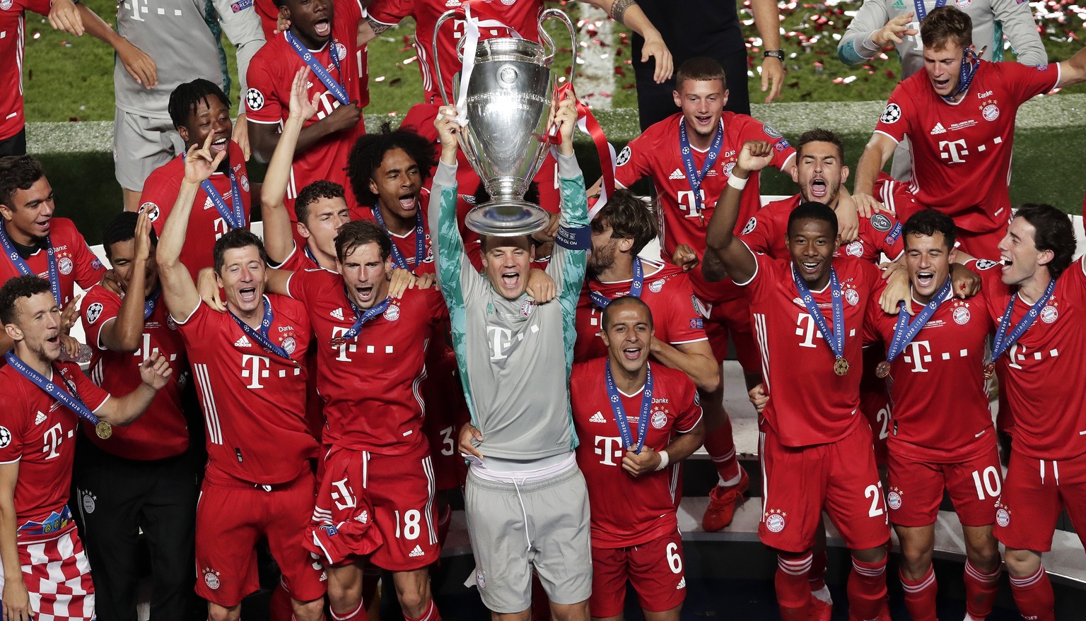 epa08620919 Bayern goalkeeper Manuel Neuer lifts the trophy as the team celebrate winning the UEFA Champions League final between Paris Saint-Germain and Bayern Munich in Lisbon, Portugal, 23 August 2 ...