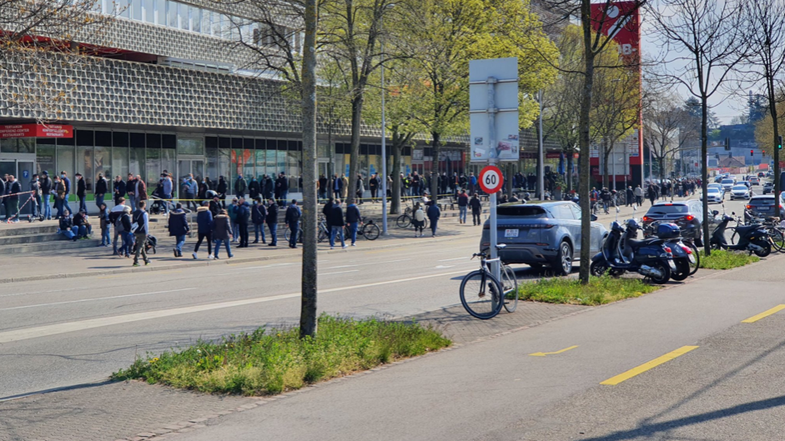 Hunderte FCB-Fans stehen vor dem St.Jakob-Park an, um ihre Saisonkarte zurückzugeben.