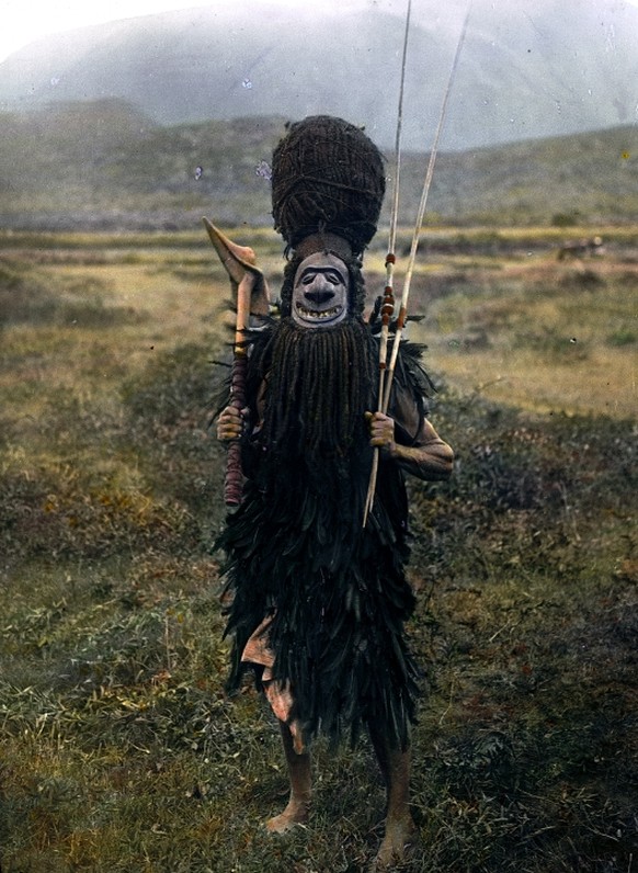 Person in traditionellem Kostüm
Fotograf:
Heim, Arnold 
Titel:
Tanzmaske, Voh 
Beschreibung:
Person in traditionellem Kostüm 
Datierung:
25.2.1921