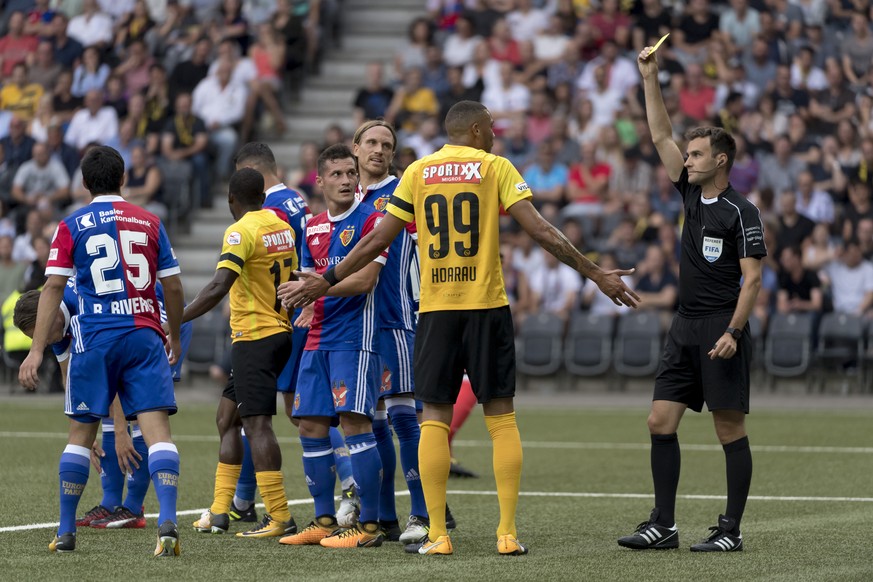 Der Schiedsrichter Stephan Klossner, rechts, zeigt dem Berner Guillaume Hoarau, MItte, die gelbe Karte im Fussball Meisterschaftsspiel der Super League zwischen dem BSC Young Boys und dem FC Basel 189 ...