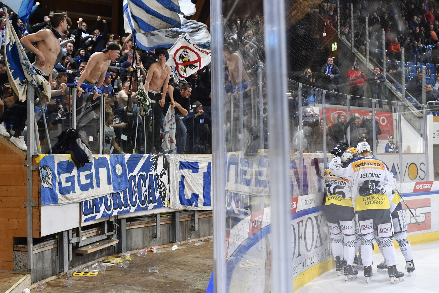 Ambri und Fans bejubeln den Treffer von Dominic Zwerger zum 2-3, beim Eishockey-Qualifikationsspiel der National League A zwischen dem HC Davos und dem HC Ambri Piotta, am Freitag, 2. Februar 2018, in ...