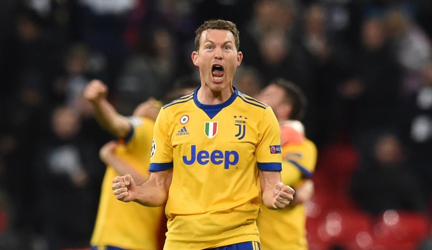 epa06587947 Juventus Stephan Lichtsteiner celebrates after winning their game 2-1 during the UEFA Champions League game between Tottenham Hotspur and Juventus in Wembley stadium in London, Britain, 07 ...