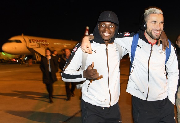 epa06314375 Switzerland&#039;s national team soccer players Breel Embolo (L) and Valon Behrami are pictured at the airport in Belfast, Northern Ireland, Britain, 07 November 2017. Switzerland will fac ...