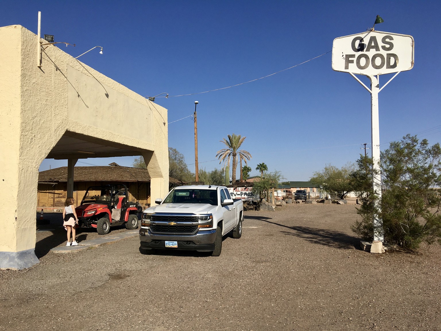 Conde&#039;s Middle of Nowhere Gas Station, Arizona chevrolet pickup truck baroni usa