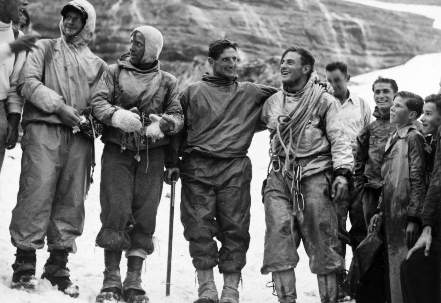ARCHIV --- SDA-TEXT EIGER NORDWAND ERSTBESTEIGUNG 1938 --- Die Alpinisten Heinrich Harrer, Ludwig &quot;Wiggerl&quot; Voerg, Andreas Heckmair und Fritz Kasparek, von links nach rechts, posieren am 24. ...
