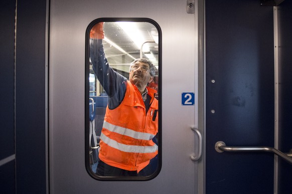 Ein Mitarbeiter der SBB reinigt einen Zug, aufgenommen am Montag, 21. Maerz 2016 in Zuerich. Fuer die Wartung der WC-Systeme, die taeglich rund 135 000 Mal benutzt werden, wendet die SBB jaehrlich run ...