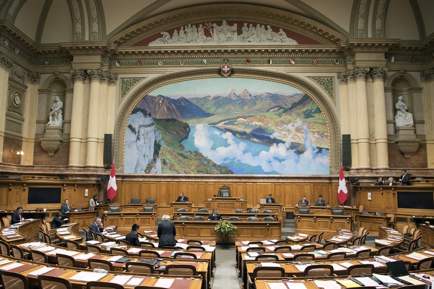 Sicht in den Saal vor der Debatte waehrend der Sondersession im Nationalrat, am Dienstag, 26. April 2016, in Bern. (KEYSTONE/ Peter Schneider)