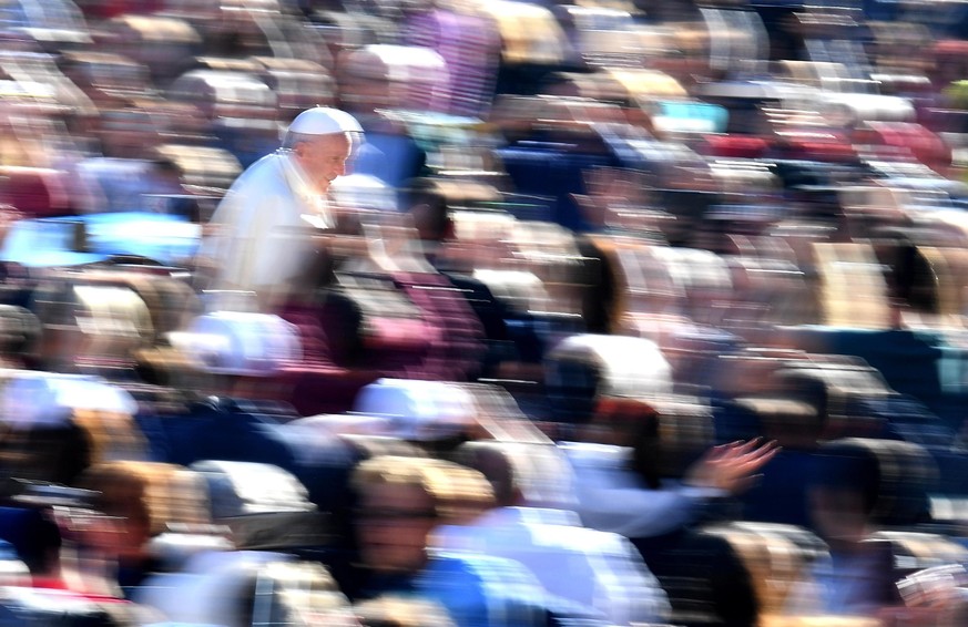 epa07082559 Pope Francis (L) greets faithful as he arrives to lead the weekly general audience in Saint Peter&#039;s Square, Vatican City, 10 October 2018. EPA/ETTORE FERRARI