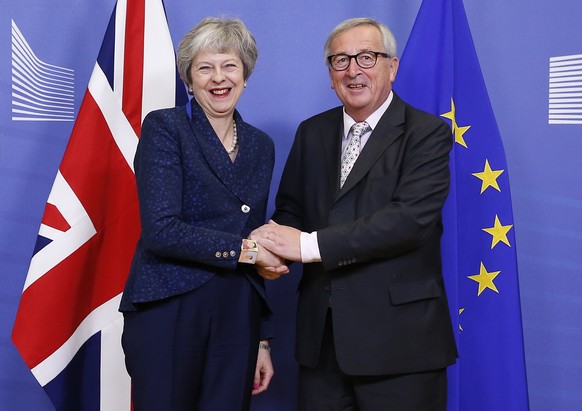 epa07187304 British Prime Minister Theresa May (L) is welcomed by European commission President Jean-Claude Juncker prior to a meeting in Brussels, Belgium, 24 November 2018. The British Prime Ministe ...