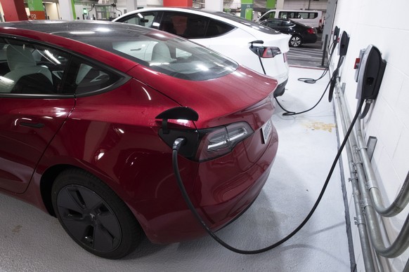 epa08997301 Tesla test-drive vehicles that are used by a Tesla dealership are seen charging in a garage in Washington, DC, USA, 08 February 2021. Tesla purchased 1.5 billion US dollars worth of bitcoi ...