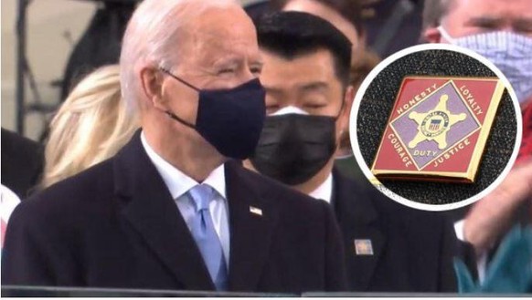 Das Bild, das sofort Kreise zog: Der neue US-Präsident Joe Biden bei der Inauguration, unter hinter ihm der David Cho, der koreanische Wurzeln hat und zum Chinesen mit Parteiabzeichen der chinesischen ...