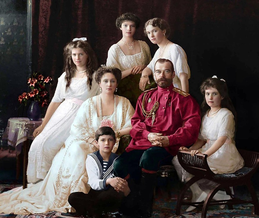 Die ganze Familie: Zar Nikolaus II. mit seiner Frau Alexandra Fjodorowna und den fünf gemeinsamen Kindern, 1914.
