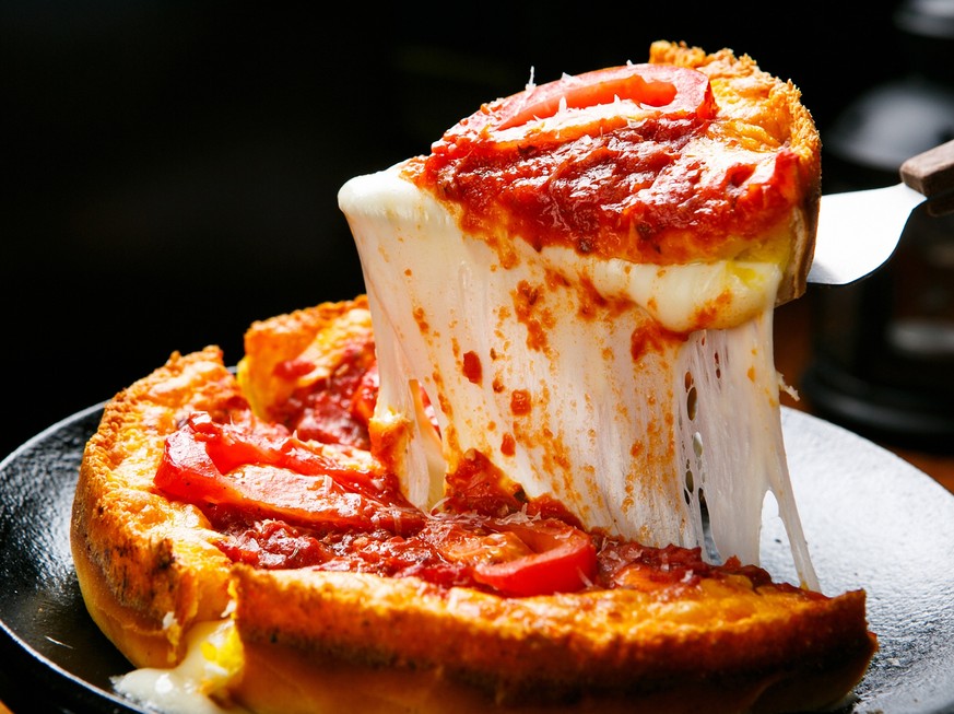 chicago style deep dish pizza usa food essen käse schmelzen