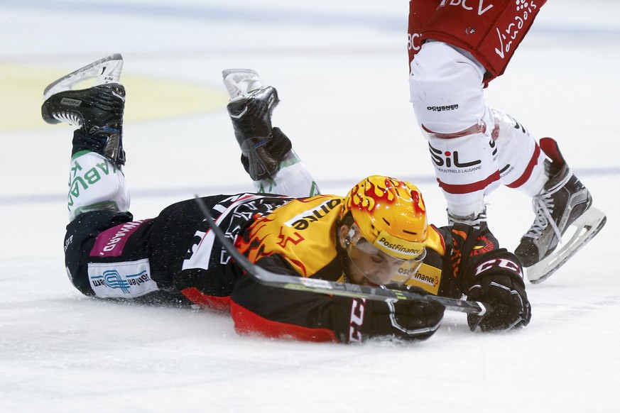 Berns Topscorer Mark Arcobello liegt nach einem Foul auf dem Eis, beim Eishockey Meisterschaftsspiel der National League A zwischen dem SC Bern und Lausanne HC, am Freitag, 23. September 2016, in der  ...