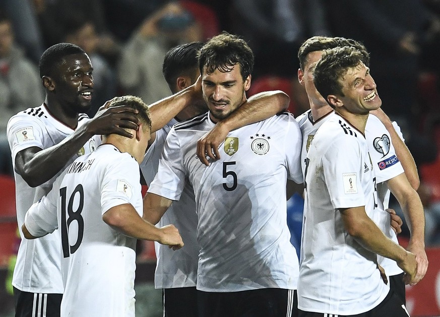 epa06178053 Germany&#039;s Mats Hummels (C) celebrates scoring the 2-1 lead during the FIFA World Cup 2018 qualifying soccer match between Germany and Czech Republic in Prague, Czech Republic, 01 Sept ...