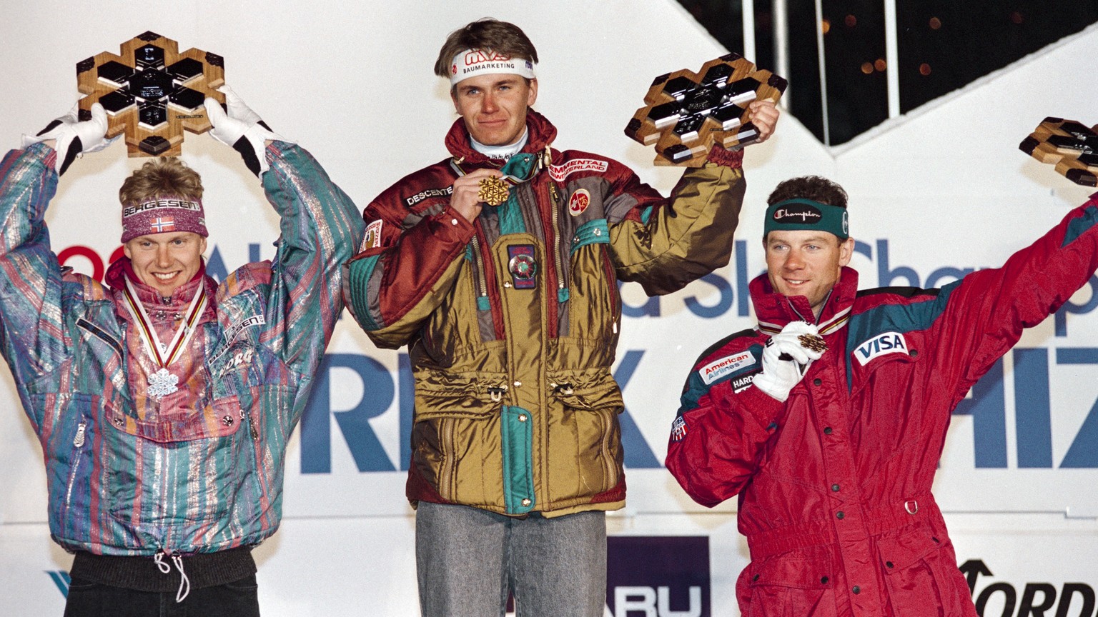 Urs Lehmann, Mitte, jubelt bei der Siegerehrung bei den Alpinen Skiweltmeisterschaften in Morioka ueber seinen Sieg in der Abfahrt, links Atle Skardal, Silber, und rechts AJ Kitt, Bronze, aufgenommen  ...