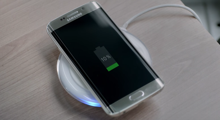 Das neue Samsung-Handy kann man wieder kabellos aufladen.